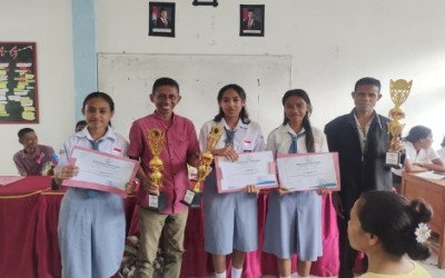 SMA Negeri 1 Adonara Tengah Berikan Beasiswa kepada Peserta Didik Berprestasi Semester Ganjil Tahun Pelajaran 2025/2026