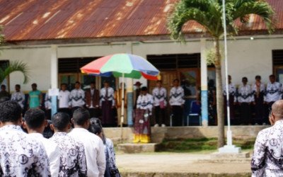 Guru SMA Negeri 1 Adonara Tengah Ikuti Upacara Hari Guru PGRI Kecamatan Adonara Tengah di SDK Lite