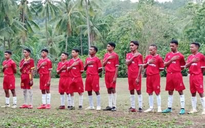 Peserta Didik SMA Negeri 1 Adonara Tengah Beserta Guru Mengikuti Pertandingan Sepak Bola di Lewobele Cup