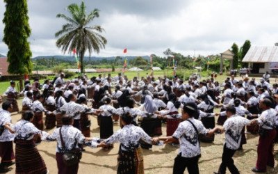 Semua Guru Tampilkan Tarian Dolo-Dolo Khas Flores Timur Usai Upacara Peringatan Hari Guru 2025